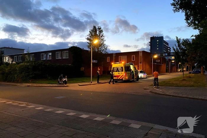 Man op deelscooter gaat onderuit