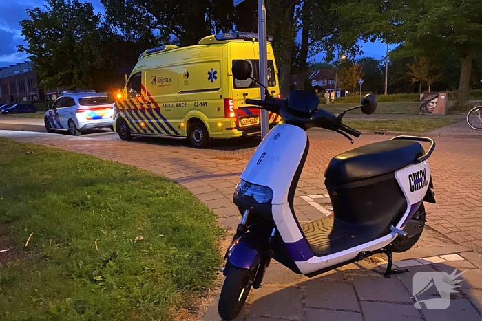 Man op deelscooter gaat onderuit