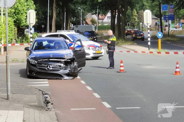 Brandweerwagen onderweg naar brand in botsing met auto