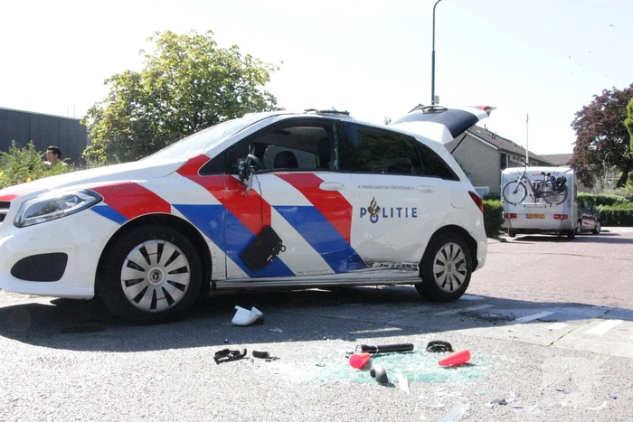Politievoertuig slaat over de kop tijdens spoedrit