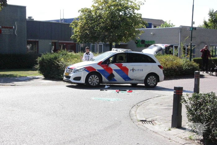 Politievoertuig slaat over de kop tijdens spoedrit