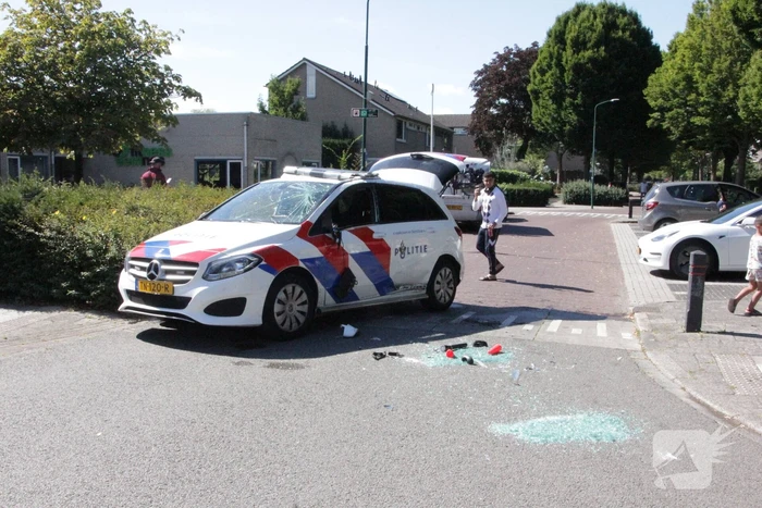 Politievoertuig slaat over de kop tijdens spoedrit