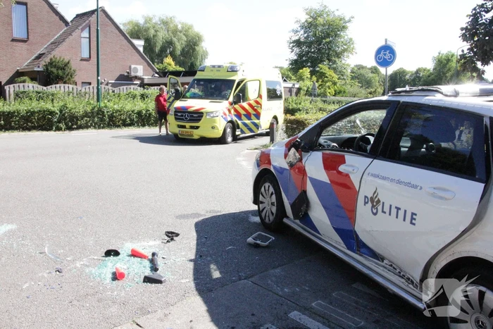 Politievoertuig slaat over de kop tijdens spoedrit
