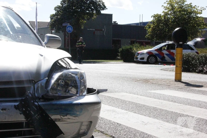Politievoertuig slaat over de kop tijdens spoedrit