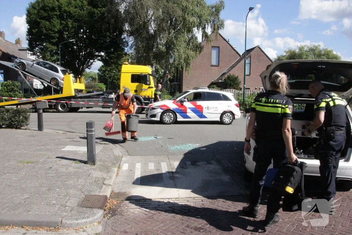 Politievoertuig slaat over de kop tijdens spoedrit
