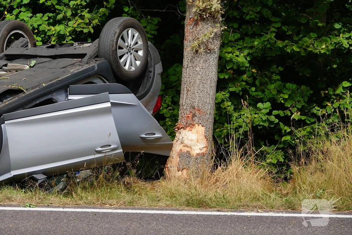 Gewonde nadat auto op de kop belandt