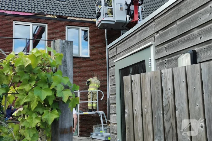 Brand in spouwmuur laait weer op