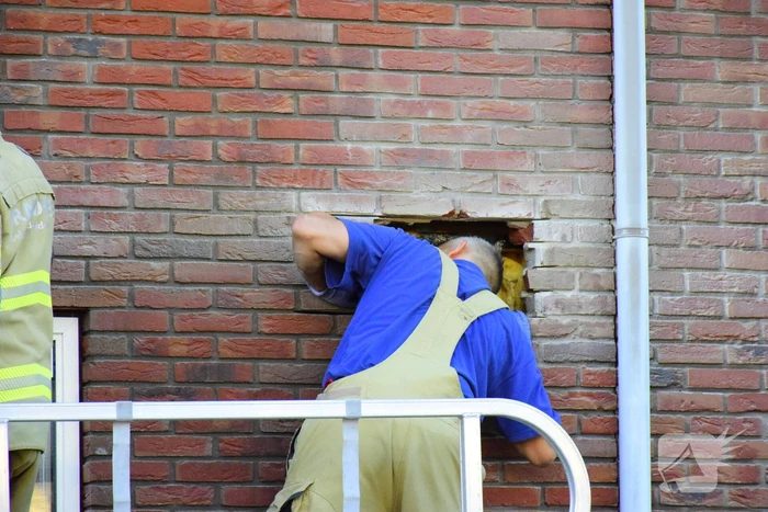 Brand in spouwmuur laait weer op