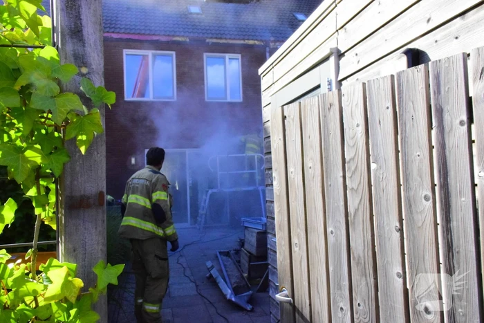 Brand in spouwmuur laait weer op