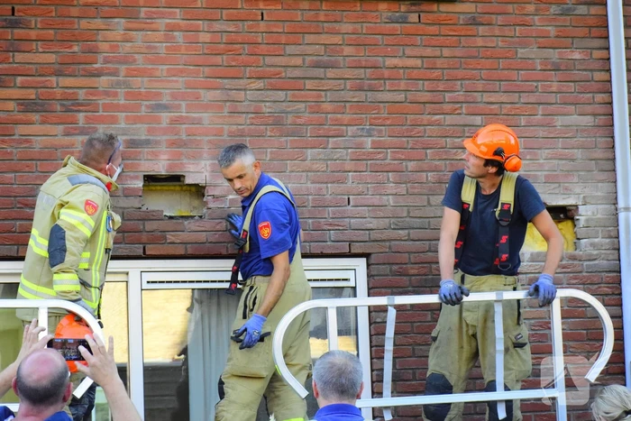 Brand in spouwmuur laait weer op