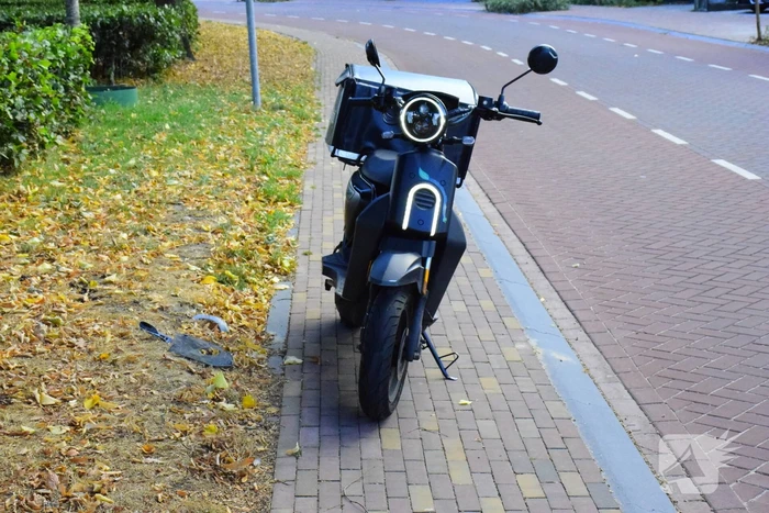 Bezorger en fietser in botsing