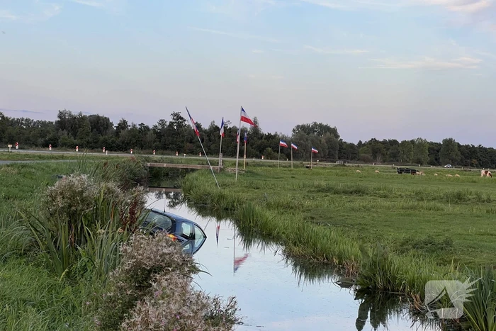 Gewonde nadat auto in water belandt
