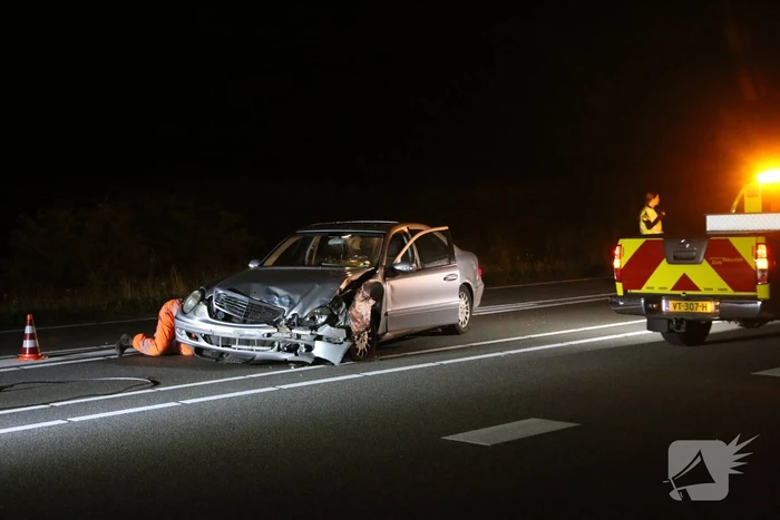 Auto klapt op politieauto
