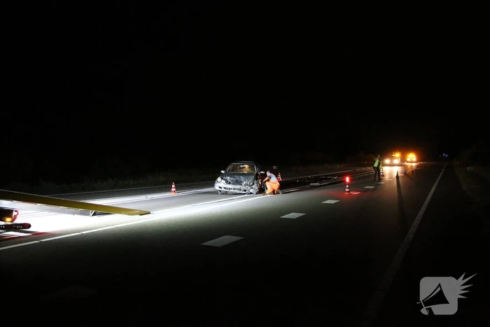 Auto klapt op politieauto