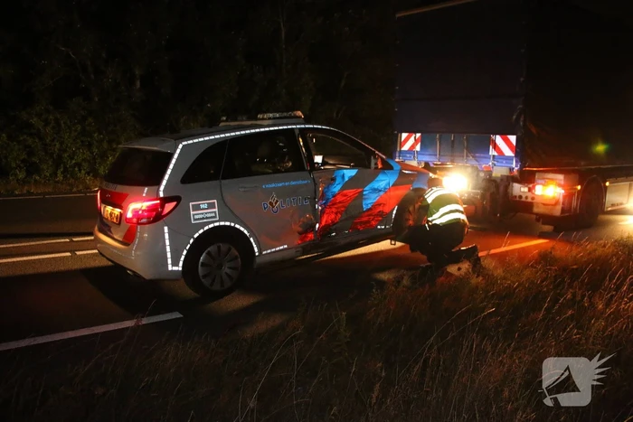 Auto klapt op politieauto