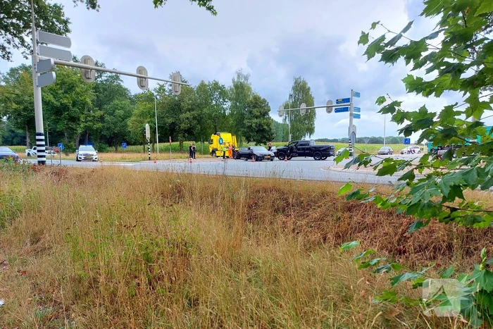 Auto's in botsing op kruising