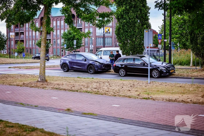 Kop-staart botsing op Rotonde 8