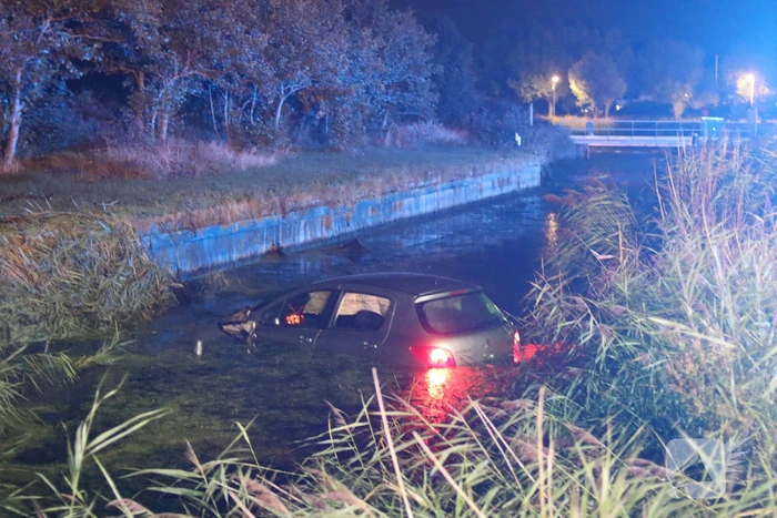Twee gewonden bij auto te water