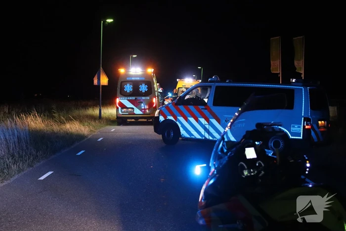 Twee gewonden bij auto te water