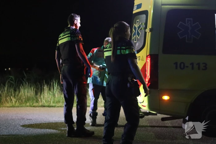 Twee gewonden bij auto te water