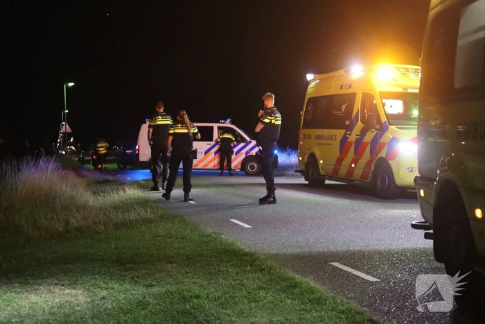 Twee gewonden bij auto te water