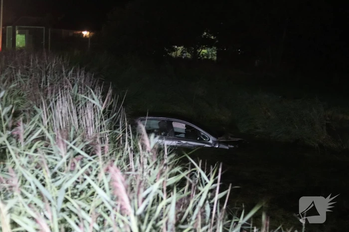 Twee gewonden bij auto te water