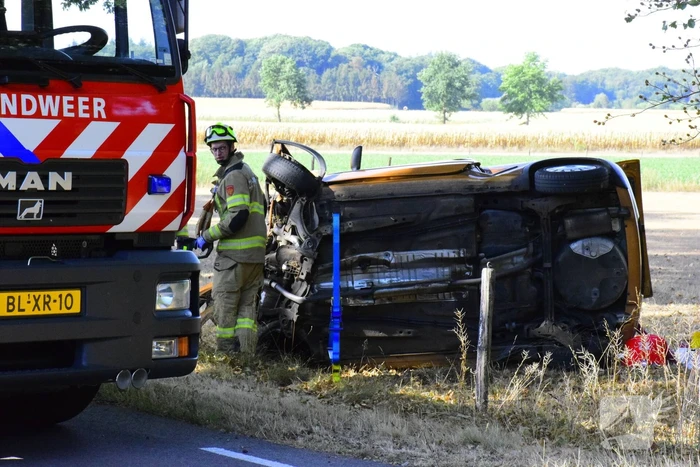 Auto knalt op boom