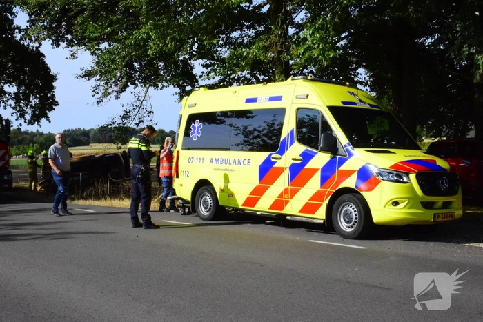 Auto knalt op boom