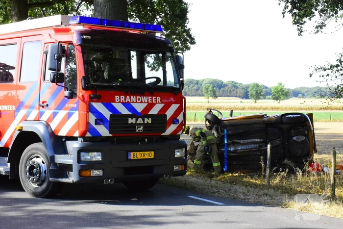 Auto knalt op boom