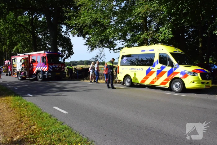 Auto knalt op boom