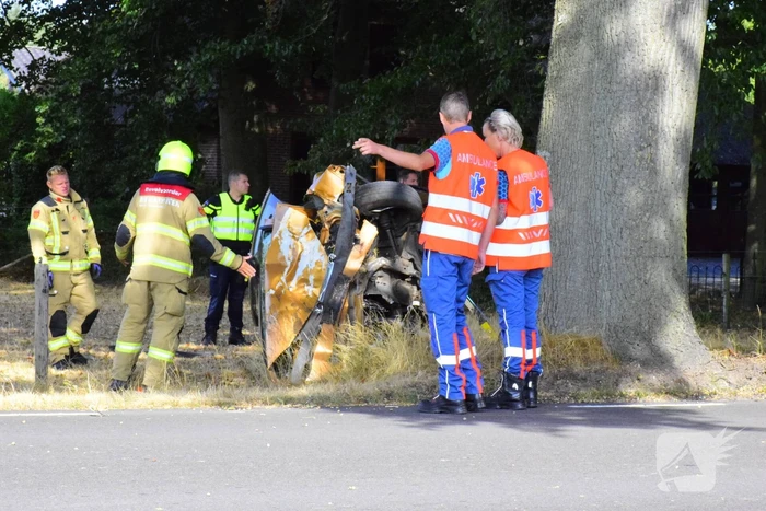 Auto knalt op boom