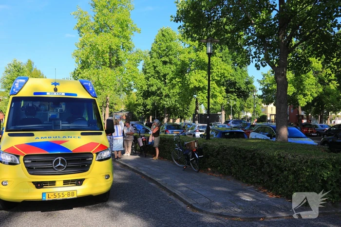 Verblind door de zon rijdt automobilist fietsster aan
