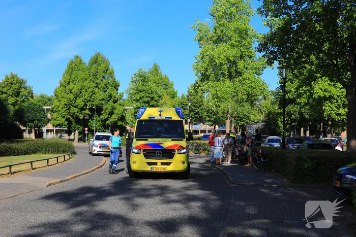 Verblind door de zon rijdt automobilist fietsster aan