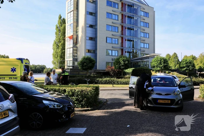 Verblind door de zon rijdt automobilist fietsster aan