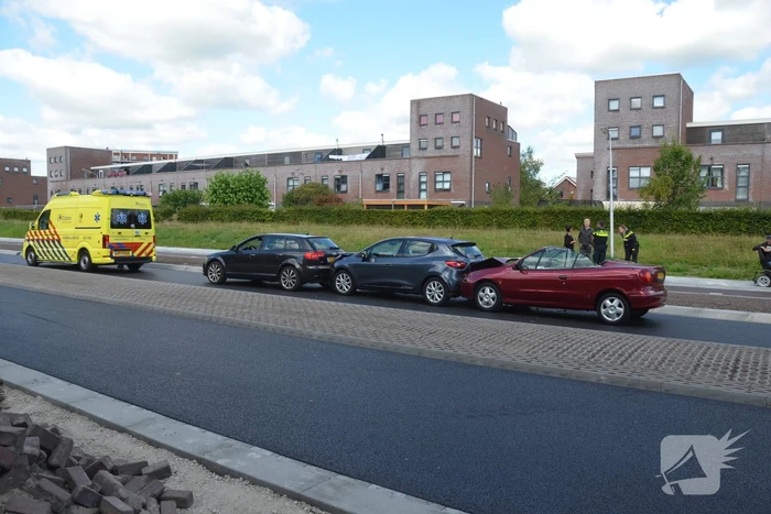 Drie auto's betrokken bij kop-staart aanrijding