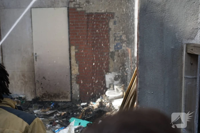 Hoop rommel tegen gevel in brand