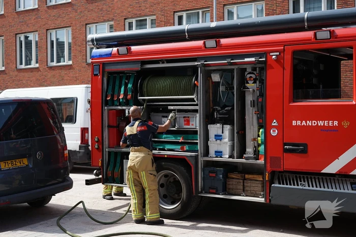 Hoop rommel tegen gevel in brand