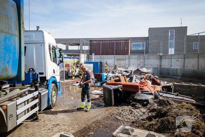 Inhoud van vrachtwagen vliegt in brand