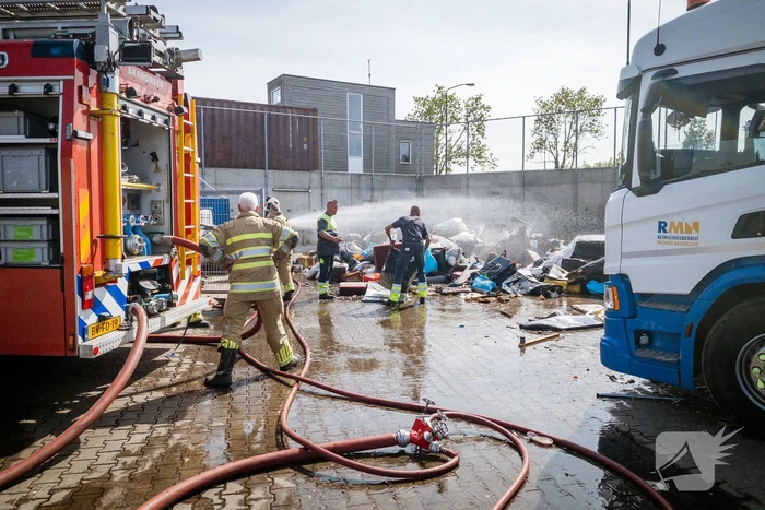 Inhoud van vrachtwagen vliegt in brand
