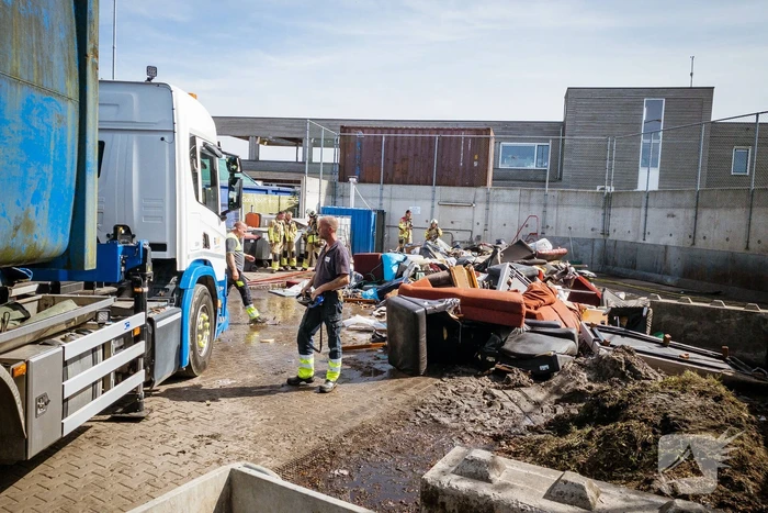 Inhoud van vrachtwagen vliegt in brand