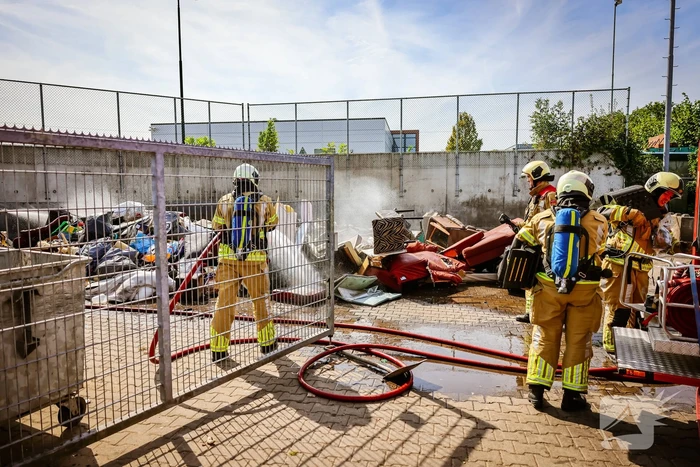 Inhoud van vrachtwagen vliegt in brand