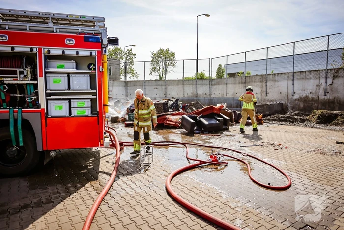 Inhoud van vrachtwagen vliegt in brand