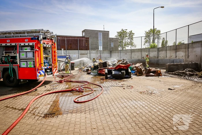 Inhoud van vrachtwagen vliegt in brand