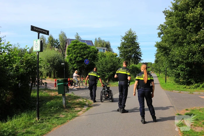 Vrouw belandt met rolstoelfiets in droge sloot naast fietspad