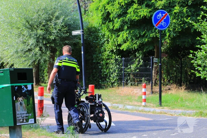 Vrouw belandt met rolstoelfiets in droge sloot naast fietspad