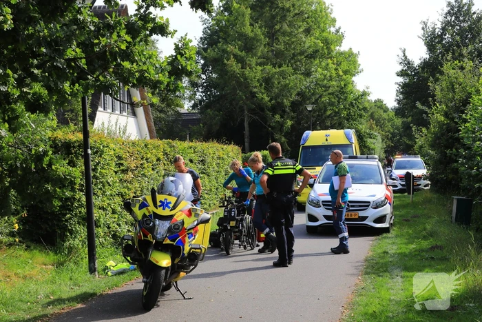 Vrouw belandt met rolstoelfiets in droge sloot naast fietspad