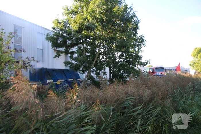 Afvalcontainer met hout in brand