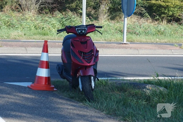 Scooterrijder gewond bij botsing met auto bij rotonde