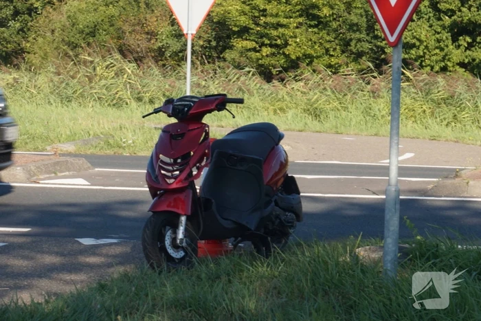 Scooterrijder gewond bij botsing met auto bij rotonde