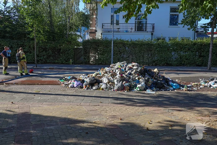 Vuilniswagen dumpt afval op straat vanwege brand